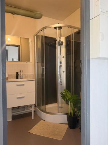 Peacefully place في شيل: حمام مزود بدش ومغسلة