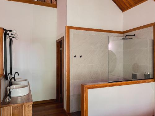 Et badeværelse på Gaia Nature Lodges at Bluff Beach