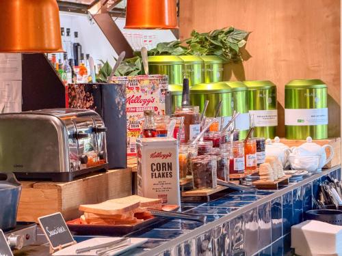 een aanrecht met wat eten erop bij Ibis Lunel Petite Camargue in Lunel