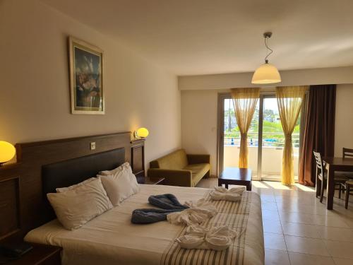 En eller flere senge i et værelse på Euronapa Hotel Apartments