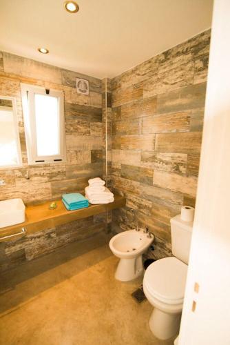 a bathroom with a toilet and a sink at Samay Huasi - Cabañas y Casa de Te in Chapadmalal