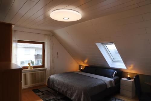 een slaapkamer met een bed en twee ramen bij Bühler Blick in Bühl