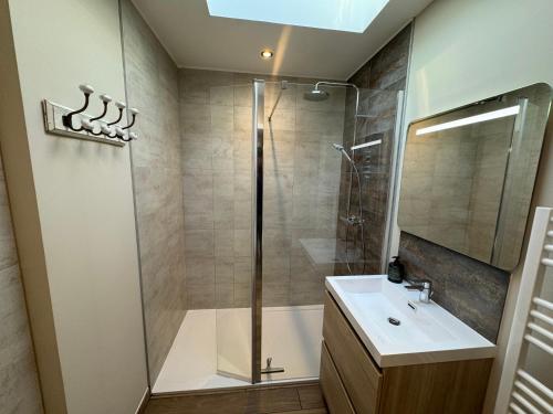 a bathroom with a shower and a sink at Lodges des Pontons - Cap Sud - vue mer in Saint-Côme-de-Fresné