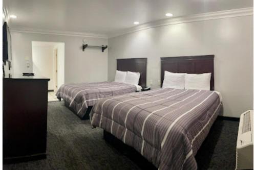 En eller flere senge i et værelse på Capital City Inn Sacramento Convention Center CA