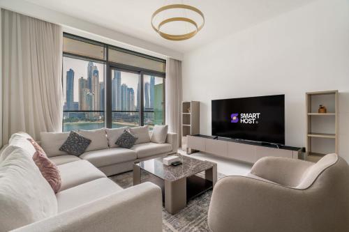 New! Stunning 2BR wBalcony and Pool Marina Vista