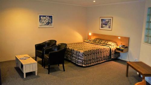Tudor Lodge Motel tesisinde bir odada yatak veya yataklar