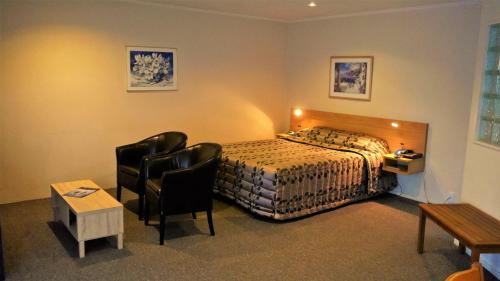Postel nebo postele na pokoji v ubytování Tudor Lodge Motel