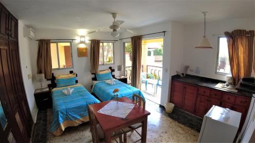 Postel nebo postele na pokoji v ubytování Comfortable twin room 300m at beach WiFi parking