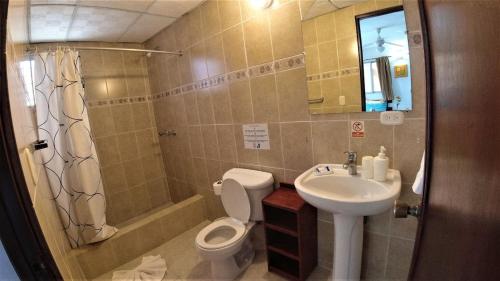 Koupelna v ubytování Comfortable twin room 300m at beach WiFi parking