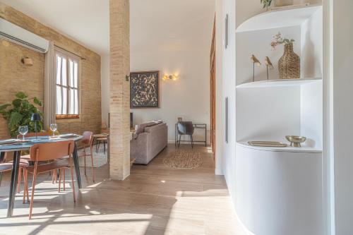 Prime Location, Bright & Cozy Apartment