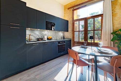 Prime Location, Bright & Cozy Apartment