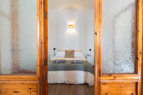 Prime Location, Bright & Cozy Apartment
