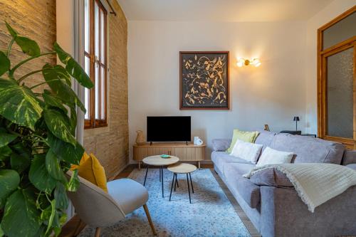 Prime Location, Bright & Cozy Apartment