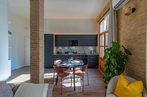 Prime Location, Bright & Cozy Apartment