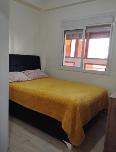 een slaapkamer met een bed met een gele deken erop bij Listing Room Dual in Oulad Yakoub