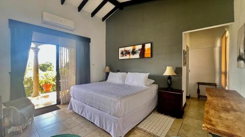 a bedroom with a white bed and a window at Ruta Verde BB in Tambor