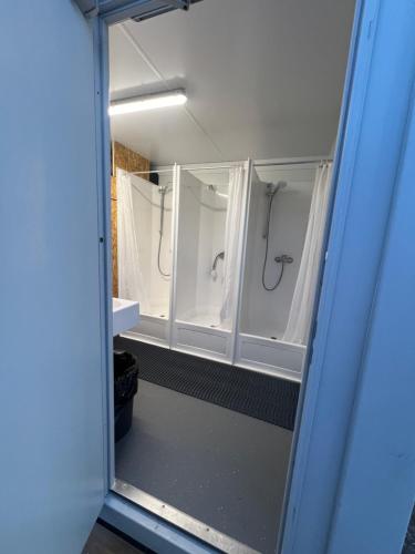 une pièce avec des armoires blanches dans une salle de bain dans l'établissement Aurorahut2 at Sauna Retreat, à Rovaniemi