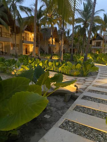 un giardino con grandi piante verdi e palme di Tay Beach Hotel Tayrona a Buritaca