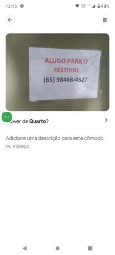 a screenshot of a phone screen with a sign on it at QUARTO lado praça colchão sob estrado in Chapada dos Guimarães