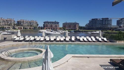 Bazén v ubytování Loft de Lujo en Condominio de Bahia Grande Nordelta nebo v jeho okolí