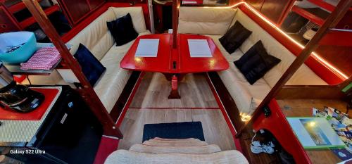 an overhead view of a boat with a table and couch at Voilier de tout confort in Cherbourg en Cotentin