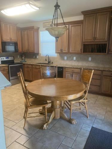 una cucina con tavolo e sedie in legno di Military PCS Training RBAFB FSAB a San Antonio