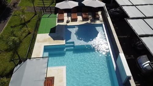 an overhead view of a swimming pool with umbrellas at Cabañas Posta Litoral in Colón