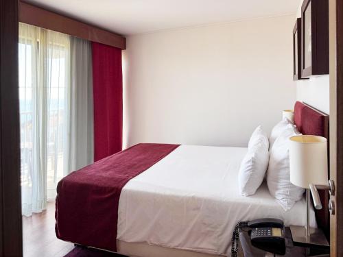 En eller flere senge i et værelse på Hotel Vila Galé Cascais T1 542