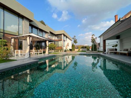 een zwembad voor een huis bij Diwine Spa House Fruška Gora in Irig