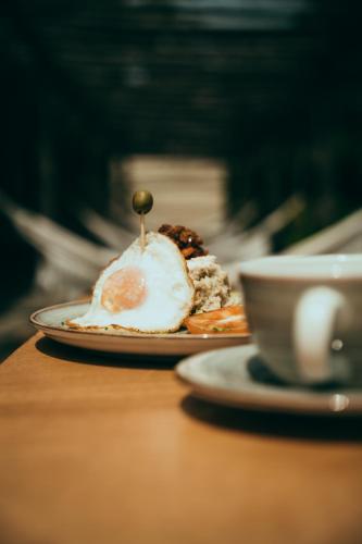 un piatto di cibo su un tavolo accanto a una tazza di Tay Beach Hotel Tayrona a Buritaca