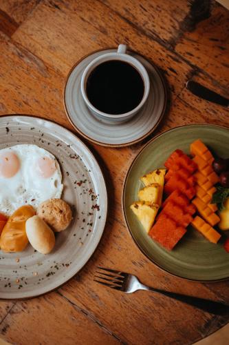 due piatti di colazione su un tavolo di legno di Tay Beach Hotel Tayrona a Buritaca