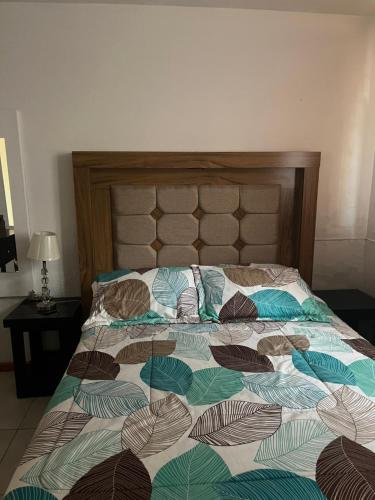 Giường trong phòng chung tại Habitacion comoda en departamento planta baja