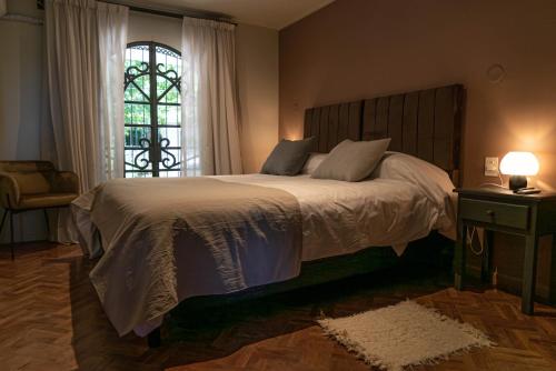a bedroom with a large bed and a window at Trento Hotel Boutique in San Salvador de Jujuy