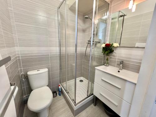 Et badeværelse på Macasa, vue mer, cosy, parking privé, GR34 2 personnes