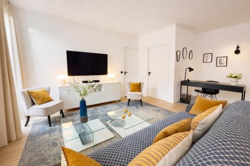 een woonkamer met een bank en een piano bij Luxueux 3 pièces -80m2 -2CH - 2 SDB -1mn de la Croisette et des plages in Cannes