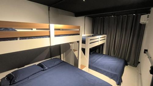 a bedroom with two bunk beds and a desk at Studio de Praia in Matinhos