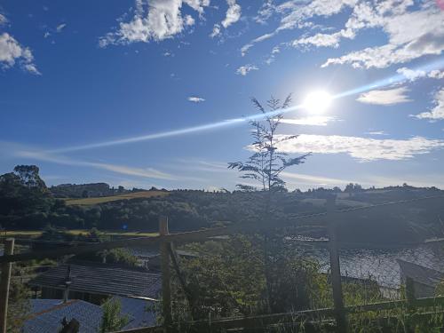 vista sul tramonto su un lago di Refugio Lemuy - Chiloé a Puqueldón