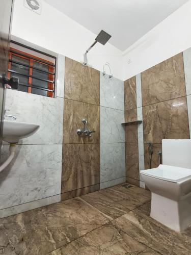 une salle de bains avec toilettes et lavabo dans l'établissement Urban villa, à Trivandrum