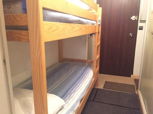 En eller flere senge i et værelse på Studio cabine 8 pers, Sud, pied de piste, centre station, proche commerces et ESF - FR-1-330-40