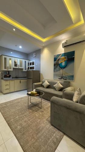 a living room with a couch and a table at شقق اركان الريم للوحدات السكنية in Al Thybiyah