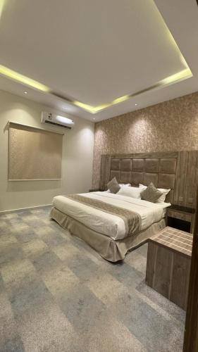 a bedroom with a large bed in a room at شقق اركان الريم للوحدات السكنية in Al Thybiyah