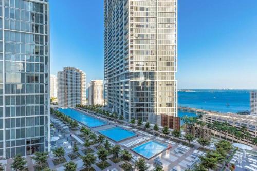 een luchtfoto van een stad met hoge gebouwen bij Luxury Waterfront W Hotel Condo Brickell Skyline Views in Miami