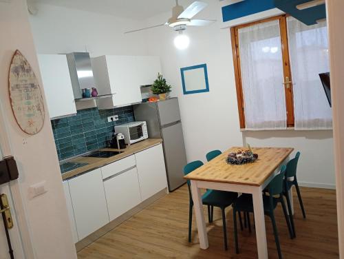 eine Küche und ein Esszimmer mit Tisch und Stühlen in der Unterkunft EMAsolemare in Rosignano Solvay