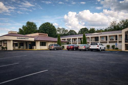 a group of cars parked in front of a hotel at New Travel Inn in Kingsport