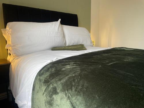 En eller flere senge i et værelse på Amazing - 1BDR - Free Street Parking