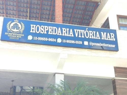 een bord aan de zijkant van een gebouw bij Hospedaria Vitória Mar in Ubatuba