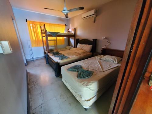 twee eenpersoonsbedden in een kamer met een raam bij Casa Canadiense in Chacarita