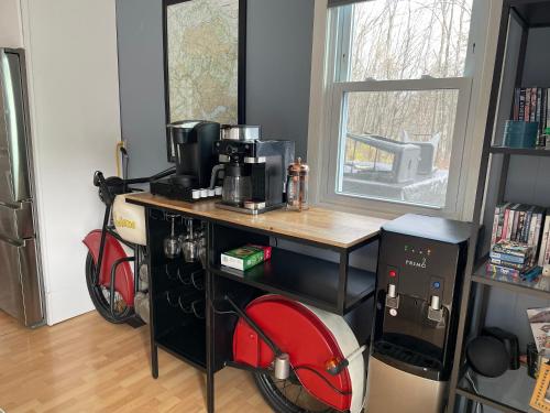 eine Küche mit einem Tisch und einer Kaffeemaschine darauf in der Unterkunft Catskill Mountain Retreat in West Kill