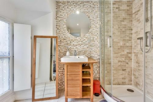 a bathroom with a sink and a shower at Studio Alienor Place la Bourse Bordeaux in Bordeaux