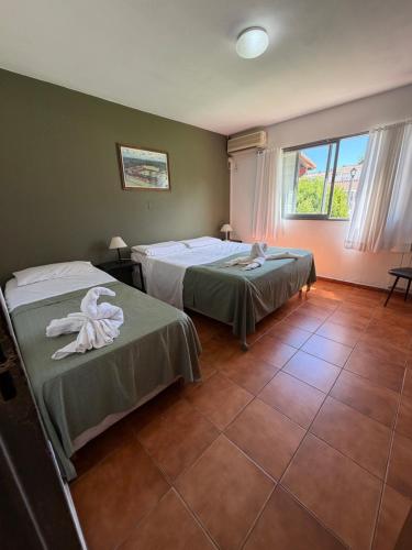 En eller flere senge i et værelse på Hotel Victory